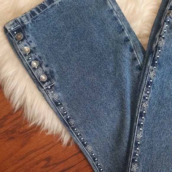 R21 Y2K Highrise Embroidered Button Flare Jeans - Picture 3 of 9